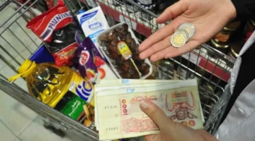 انهيار الدينار الجزائري يدفع الأجور الشهرية إلى أقل من 900 درهم مغربي